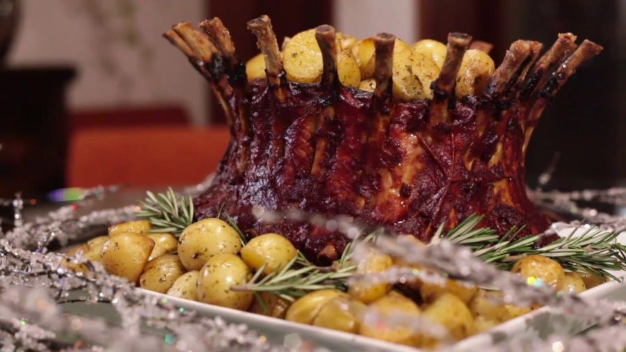 Corona de cerdo navideña para despertar los sentidos en la cena de  Nochebuena