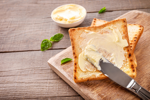 Margarina o mantequilla? Una es de origen vegetal, la otra animal